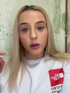 Chat with Strongqueen on Sexloom